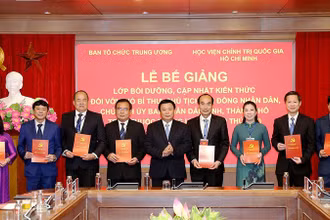 GS,TS Nguyễn Xuân Thắng, Ủy viên Bộ Chính trị, Giám đốc Học viện Chính trị quốc gia Hồ Chí Minh, Chủ tịch Hội đồng Lý luận Trung ương trao chứng nhận cho các học viên. (Ảnh: HCMA)