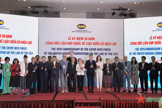 Đại biểu dự lễ kỷ niệm chụp ảnh chung. 