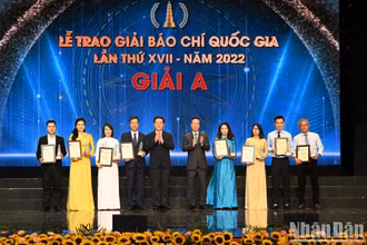 Chủ tịch nước Võ Văn Thưởng và Trưởng Ban Tuyên giáo Trung ương Nguyễn Trọng Nghĩa trao giải A cho các tác giả, đại diện nhóm tác giả. 
