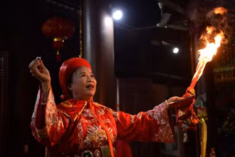 Nghệ nhân ưu tú Nguyễn Thị Nhỡ thực hành nghi lễ tại Phủ Phúc Sinh Trường (Thái Thụy, Thái Bình). Ảnh: Nguyễn Á