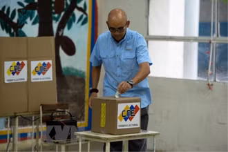 Cử tri Venezuela trong cuộc bỏ phiếu bầu cử địa phương nhiệm kỳ 2019-2025. (Nguồn: AFP/TTXVN)