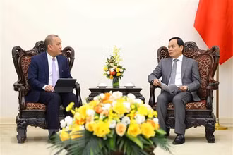 Phó Thủ tướng Trần Lưu Quang tiếp Giám đốc điều hành Văn phòng nhóm Ngân hàng Thế giới phụ trách khu vực Đông Nam Á Wempi Saputra. (Ảnh: An Đăng/TTXVN) 