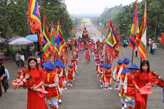 Đoàn rước kiệu khởi hành từ trung tâm hành lễ lên Đền Thượng.