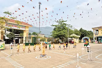 Hoạt động trải nghiệm an toàn giao thông của học sinh Trường mầm non Hợp Đồng (xã Hợp Tiến, huyện Kim Bôi, tỉnh Hòa Bình).