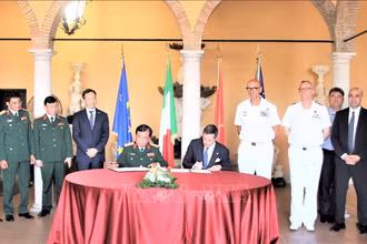 Thượng tướng Hoàng Xuân Chiến, Thứ trưởng Quốc phòng và Quốc Vụ khanh Quốc phòng Italy Matteo Perego di Cremnago ký Biên bản Đối thoại Chính sách Quốc phòng lần thứ 4. Ảnh: TTXVN