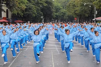 Hơn 2.000 người cao tuổi thành phố Hà Nội đồng diễn thể dục dưỡng sinh. Ảnh: MẠNH TRƯỜNG
