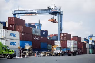 Bốc xếp container hàng hóa tại cảng Cát Lái (TP Hồ Chí Minh). (Ảnh minh họa: Hồng Đạt/TTXVN)