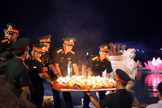 Thả đèn hoa đăng, tưởng niệm các anh hùng liệt sĩ.