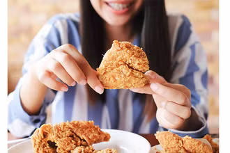 Gà rán được làm từ thịt nuôi cấy của hãng Good Meat. Ảnh: CNN