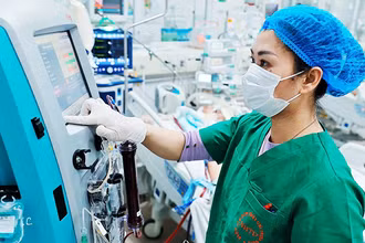 Trung tâm Hồi sức tích cực, Bệnh viện Bệnh Nhiệt đới T.Ư hiện đang tiếp nhận điều trị nhiều bệnh nhân cúm A nặng, có bệnh lý nền. Ảnh: TTXVN