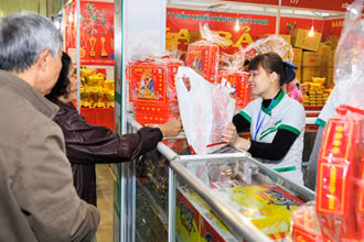 Nhiều loại mứt truyền thống vẫn được người tiêu dùng lựa chọn. Ảnh: NGUYỄN NAM