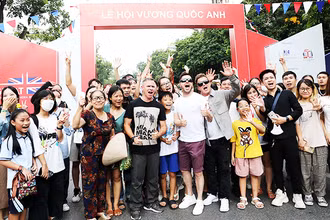 Cùng hòa nhịp với ban nhạc 911 xứ sở sương mù. 
