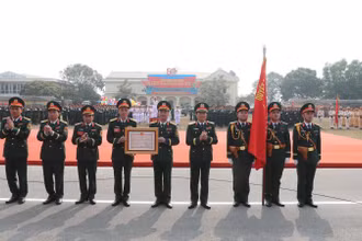 Thừa ủy quyền của Chủ tịch nước, Đại tướng Nguyễn Tân Cương trao tặng Huân chương Bảo vệ Tổ quốc hạng Nhì cho lực lượng vũ trang tỉnh Bắc Giang.