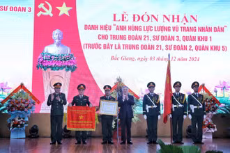 Phó Thủ tướng Thường trực Chính phủ Nguyễn Hòa Bình thay mặt lãnh đạo Đảng, Nhà nước đã trao tặng danh hiệu Anh hùng lực lượng vũ trang nhân dân cho Trung đoàn 21.
