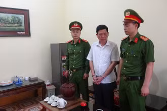 Lực lượng công an bắt ông Nguyễn Văn Quang. (Ảnh Công an Bắc Giang)