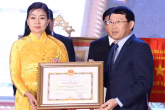 Nhà giáo Nguyễn Thị Thanh Thiết nhận Bằng khen cá nhân tiêu biểu của tỉnh Bắc Giang trong học tập và làm theo tư tưởng đạo đức Hồ Chí Minh.