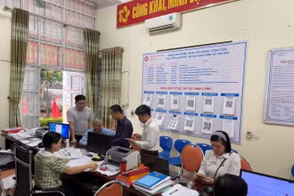 Hướng dẫn người dân quét mã QR tại xã Thái Sơn, huyện Hiệp Hòa, Bắc Giang.