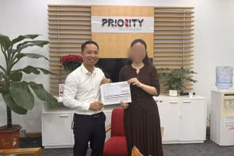 Anh Phạm Văn Xuân hoàn thành giao dịch chuyển tiền lại cho đại diện Công ty.