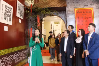 Các đại biểu tham quan trưng bày cổ vật, hiện vật tiêu biểu thời Lý-Trần. Ảnh: THU THỦY