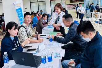 Phiên giao dịch việc làm tại điểm cầu Bắc Giang ngày 14/3.