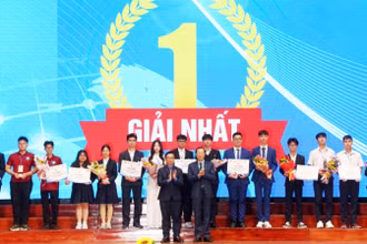 Ban Tổ chức trao giải Nhất cho đại diện các đội thi đoạt giải.