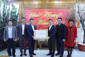 Đồng chí Lê Quốc Minh (thứ 3, từ phải sang) tặng quà Tết của Báo Nhân Dân đến cán bộ, chiến sĩ Sư đoàn 325.