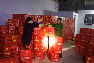 Lực lượng chức năng kiểm tra, phát hiện kho pháo hoa nổ trái phép.