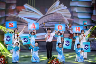 Một tiết mục giới thiệu sách tại hội thi.