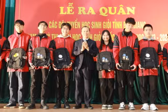 Đồng chí Mai Sơn, Phó Chủ tịch Thường trực Ủy ban nhân dân tỉnh trao quà động viên học sinh tham dự đội tuyển học sinh giỏi quốc gia.