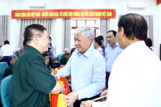 Đồng chí Đỗ Văn Chiến thăm hỏi các thương binh tại Trung tâm Điều dưỡng thương binh Lạng Giang.