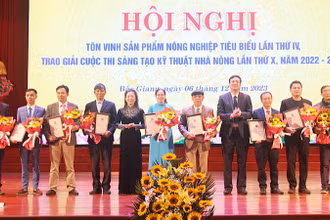 Ban tổ chức trao chứng nhận cho các tập thể có sản phẩm nông nghiệp tiêu biểu.