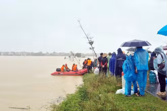 Bắc Giang khẩn trương di dời người dân vùng lũ đến nơi an toàn.