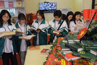 Đông đảo các em học sinh đến với khai mạc Ngày Sách và Văn hóa đọc. 