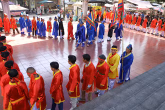 Kéo chữ “Thiên Hạ Thái Bình” tục lệ độc đáo tại lễ hội Tiên Lục.