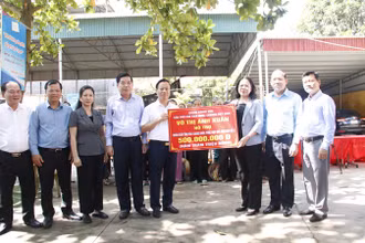 Phó Chủ tịch nước Võ Thị Ánh Xuân trao tiền hỗ trợ tỉnh Bắc Giang khắc phục hậu quả mưa bão. (Ảnh: ĐỒNG THÚY)