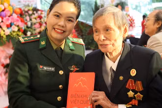 Nhà văn Phạm Vân Anh cùng Thầy thuốc Thân Văn Nhã tại buổi ra mắt sách.