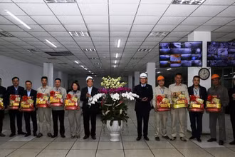 Lãnh đạo Công ty Đạm Hà Bắc tặng quà cho người lao động làm việc xuyên Tết.