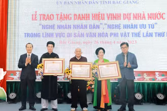 Đại diện Ban tổ chức trao Bằng công nhận danh hiệu Nghệ nhân nhân dân cho các nghệ sĩ tại buổi lễ.