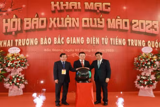 Đồng chí Lê Quốc Minh (chính giữa) nhấn nút Khai trương Báo Bắc Giang điện tử tiếng Trung Quốc.