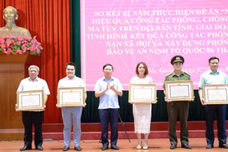 Chủ tịch tỉnh Bắc Giang Lê Ánh Dương (thứ 3 từ trái sang) trao Bằng khen cho các cá nhân có thành tích xuất sắc trong đấu tranh tội phạm ma túy.