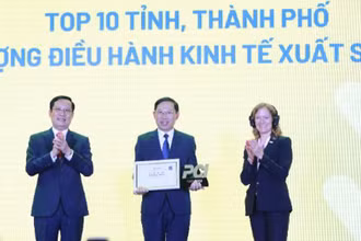 Chủ tịch Ủy ban nhân dân tỉnh Bắc Giang Lê Ánh Dương (giữa) nhận kỷ niệm chương dành cho 10 tỉnh, thành phố xuất sắc nhất cả nước về thực hiện PCI năm 2022.