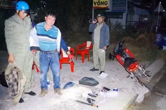 Lực lượng công an bắt đối tượng cùng hung khí. (Ảnh: Công an Bình Phước)