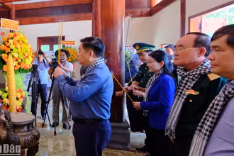 Đồng chí Nguyễn Trọng Nghĩa cùng các thành viên trong đoàn dâng hương tại Khu di tích lịch sử quốc gia đặc biệt Căn cứ Bộ Chỉ huy Quân giải phóng miền nam Việt Nam.