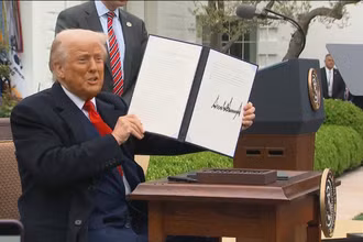 [Video] Người Mỹ đối mặt áp lực từ chính sách thuế mới của Tổng thống D. Trump