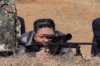 [Video] Ông Kim Jong Un thử súng bắn tỉa thế hệ mới của đặc nhiệm Triều Tiên