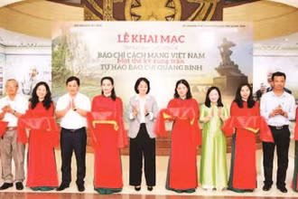 Các đại biểu cắt băng khai mạc Trưng bày chuyên đề báo chí cách mạng Việt Nam-Một thế kỷ xung trận tại Quảng Bình.