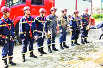  1 - Đội Cảnh sát chữa cháy, cứu nạn đặc biệt tinh nhuệ Đà Nẵng tiếp cận hiện trường triển khai các phương án cứu nạn. 