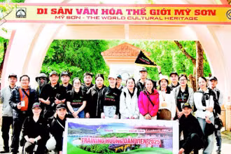 Các hướng dẫn viên, sinh viên ngành lữ hành ở thành phố Đà Nẵng tham gia khóa đào tạo tại Di sản văn hóa thế giới Mỹ Sơn. (Ảnh ANH ĐÀO)