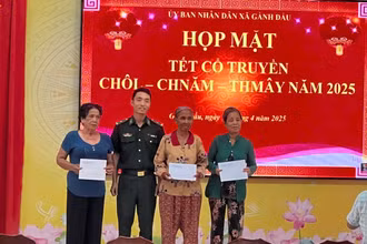Đồn Biên phòng Gành Dầu trao tặng quà cho một số hộ đồng bào dân tộc Khmer.