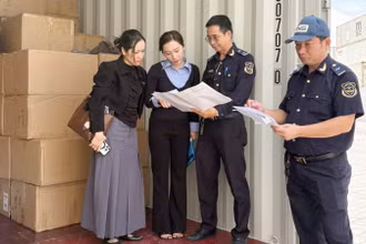 Lực lượng Hải Quan tiến hành kiểm tra số hàng hoá vi phạm. (Ảnh: Cục Hải quan)